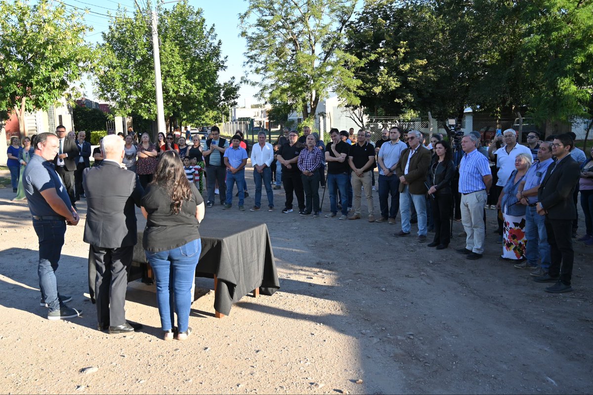 JUANA KOSLAY - Firme el decreto de inicio de obra para el GAS NATURAL de Los Barrios Los Fresnos y Virgen de Fátima. Junto al flamante Intendente de JUANA KOSLAY , Pedro Tagliente, autoridades, y vecinos de ambos barrios pusimos en marcha esta obra que significará un salto en