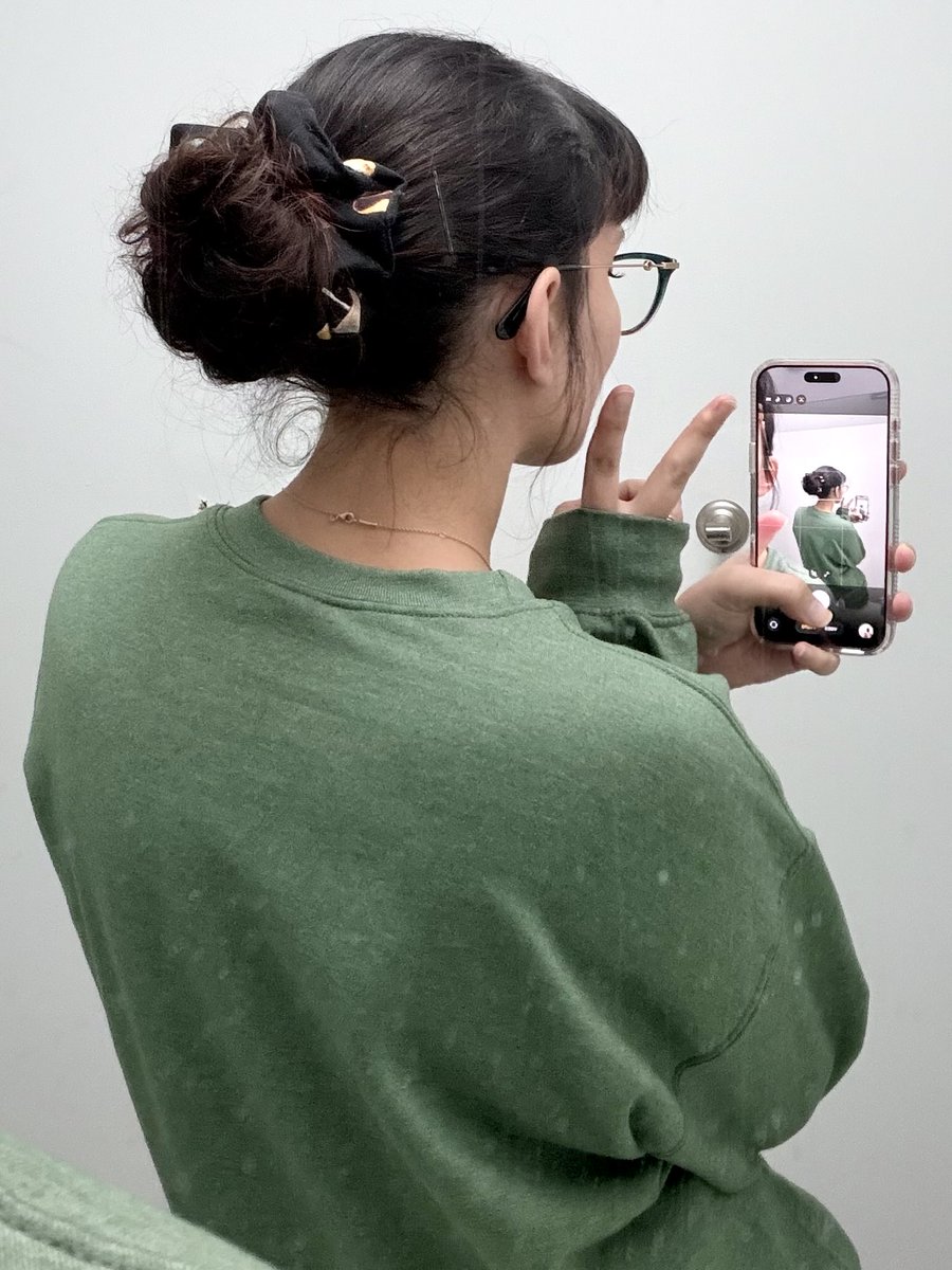 I’m live on Twitch, painting presents and I made scrunchies!! 

Let’s hang out! 
🔗 in bio!