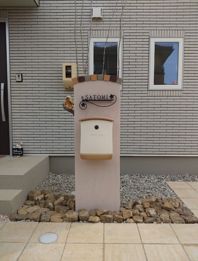 DeasGardenKYOTO's tweet image. ディーズガーデンのポスト【ポムレ】です！
シンプルでありながら、どこかあたたかみのある
優しく可愛らしい印象に仕上げました。
枕木・植栽などの自然のものに馴染むポストです！

#ディーズガーデン
#メールボックス
#FRP