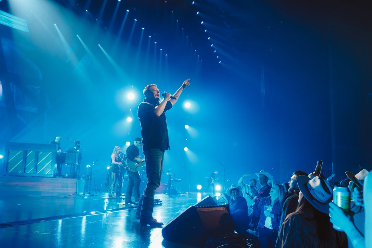 blakeshelton's tweet image. ONE month til we're back in VEGAS!!!!!! Get your tickets. See y'all there.. blakeshelton.com