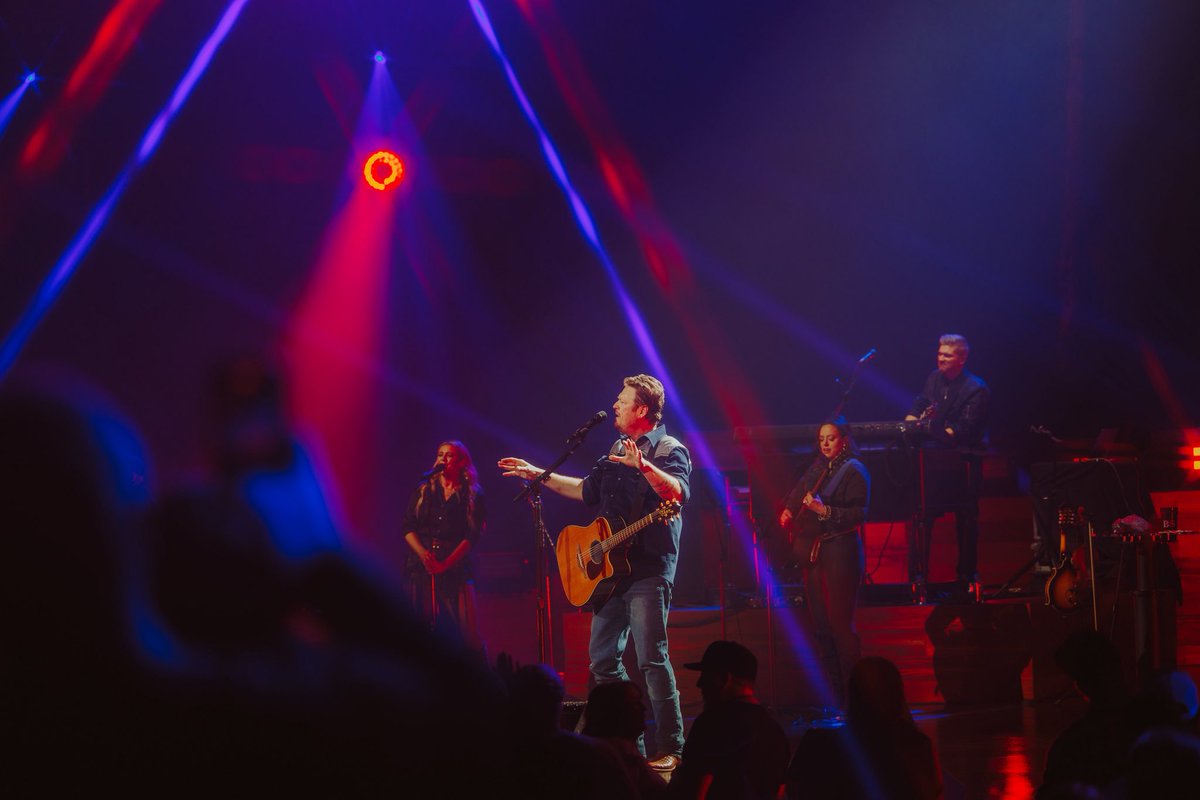 blakeshelton's tweet image. ONE month til we're back in VEGAS!!!!!! Get your tickets. See y'all there.. blakeshelton.com