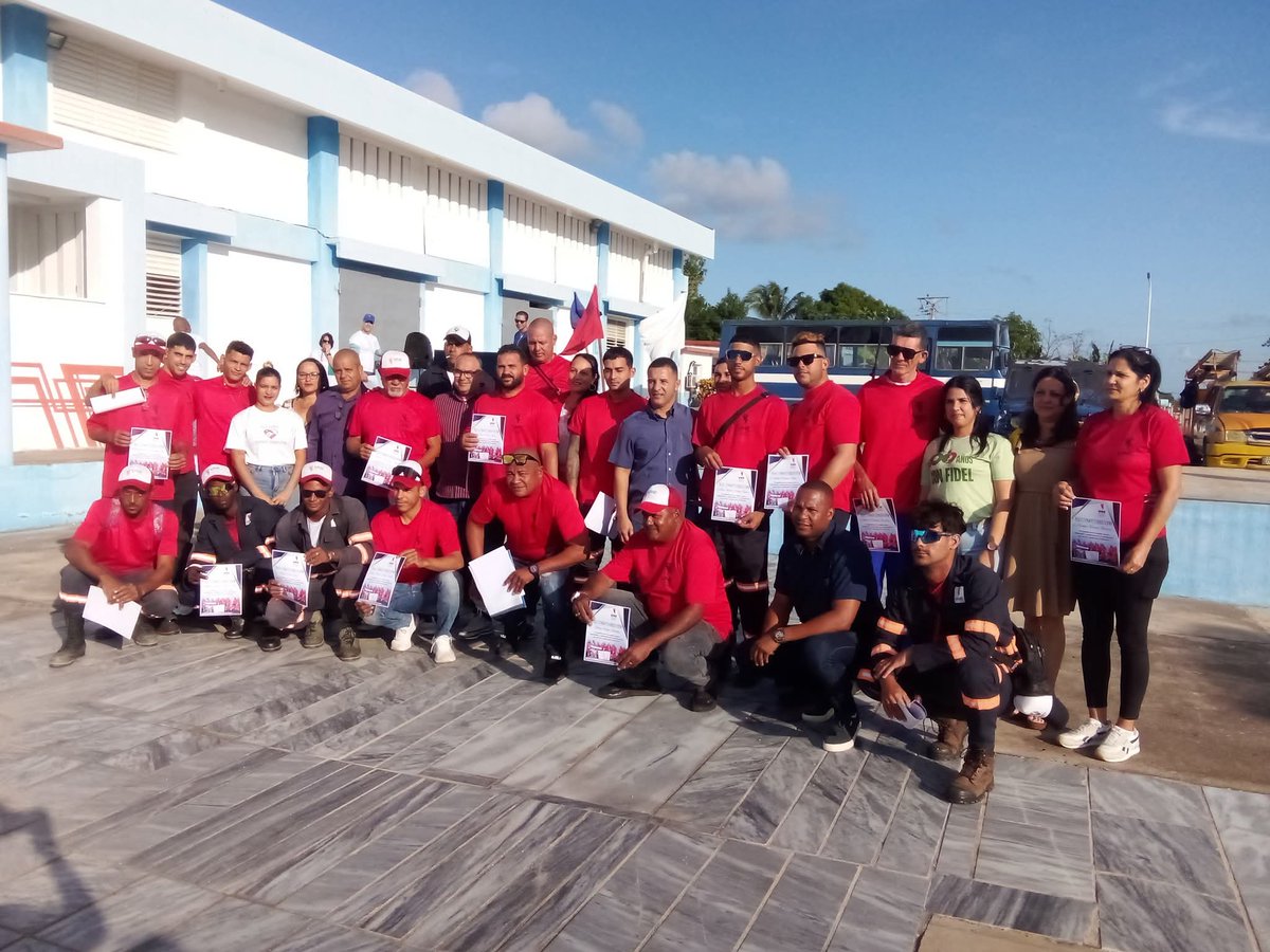 Contingente Emilio Menéndez García ya en la #IslaDeLaJuventud siendo reconocido los integrantes por su aporte en las labores de recuperación en las provincias orientales.
#SentirPinero
#PorCubaJuntosCreamos