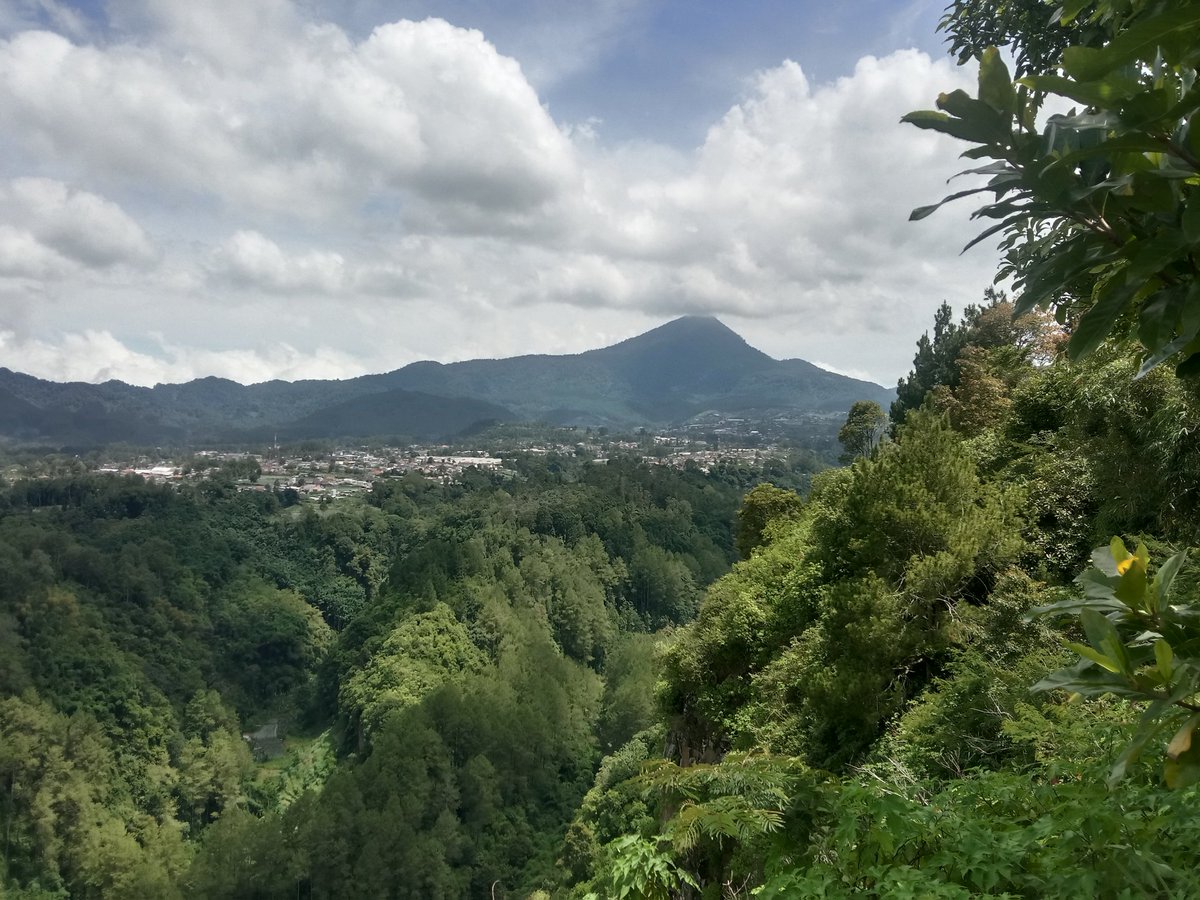 EYulihastin's tweet photo. Scrolling X: I can't stop crying. Please forgive me for too late in warning the devastating impact of the tropical storm. Forgive me in suggesting to self-evacuate immediately. Please...😭

*Picture taken from the highest place in Bandung. https://t.co/nKcippGL6u
