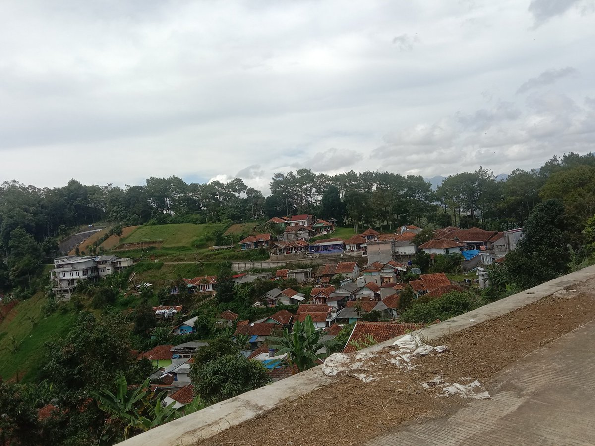 EYulihastin's tweet photo. Scrolling X: I can't stop crying. Please forgive me for too late in warning the devastating impact of the tropical storm. Forgive me in suggesting to self-evacuate immediately. Please...😭

*Picture taken from the highest place in Bandung. https://t.co/nKcippGL6u