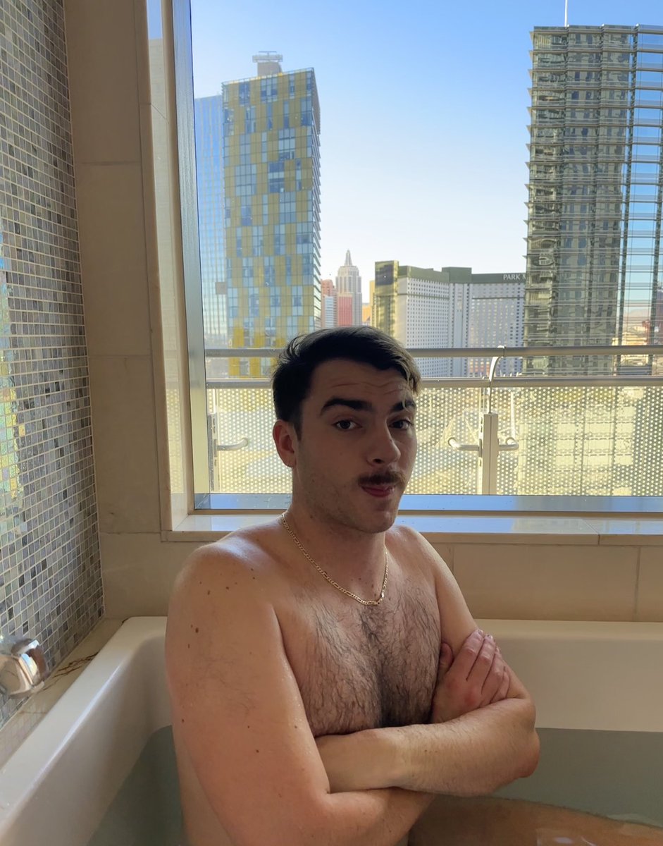 Ratthew___'s tweet photo. Big fan of hotel time https://t.co/NzSVp8W83i
