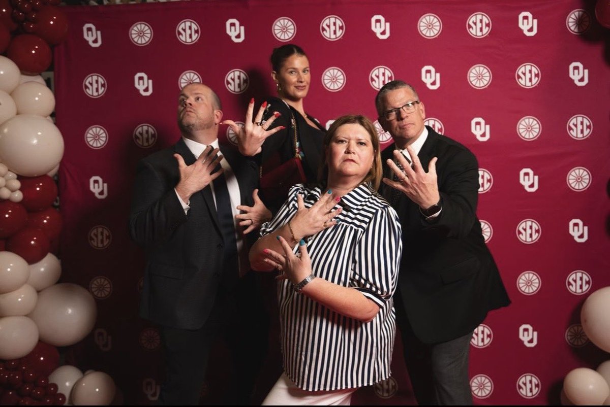 HeadingtonHall's tweet photo. Seed Sower ✔️
Soval ✔️
Schooner ✔️
Brian Britt ✔️

HAPPY BIRTHDAY TO AN OU ICON—HH FIR AND LEADER OF THE PRIDE OF OKLAHOMA, BRIAN BRITT‼️ 🎶🥳

#HomeSweetHeadington #LoveWhereYouLive #OUDNA #ChampU #BoomerSooner https://t.co/RGen8agKt5