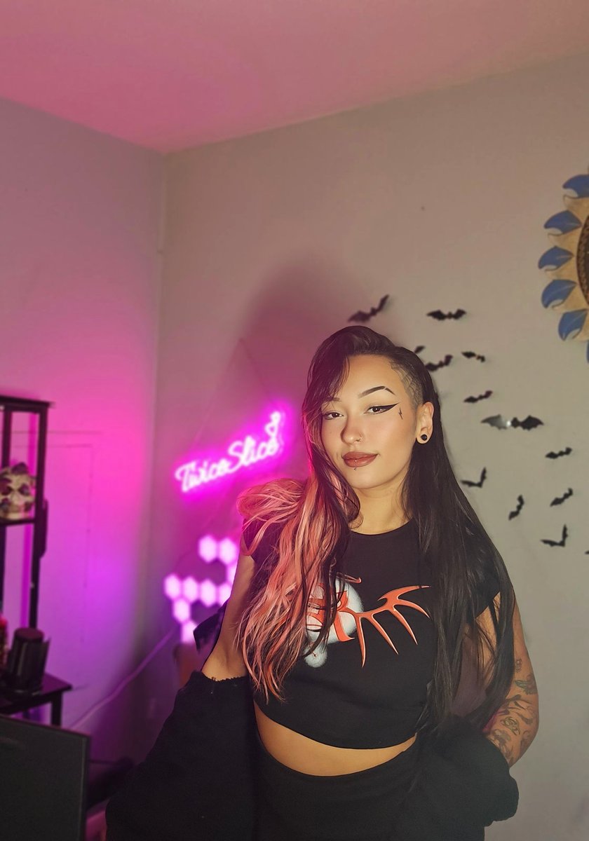 Live now on <a href="/TheArena/">The Arena ⚔️</a> sporting my rafazafar tee 🫶🏼
Making a new whitelist and list for my NFT drop, doing trading, chatting, and Games pop in and say hi! 
$ARENA