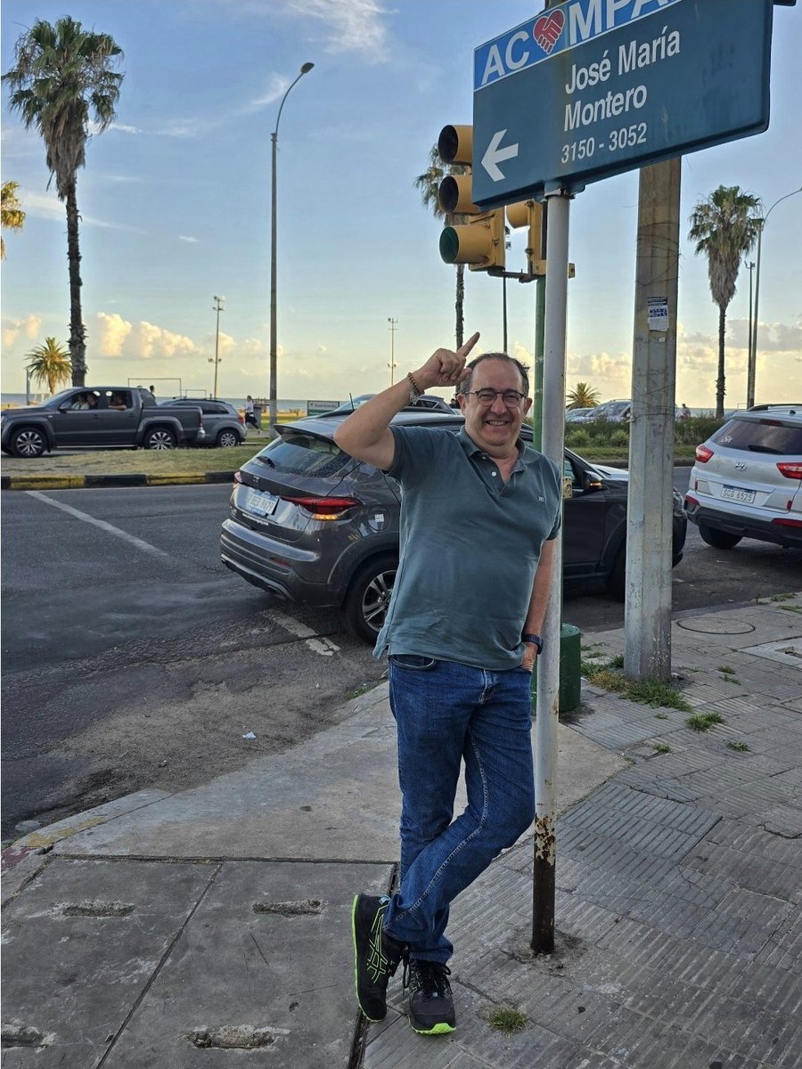 monteromonti's tweet photo. La proverbial hospitalidad uruguaya: apenas 10 días aquí y ya me han dedicado calle en #Montevideo. Detallazo d la Intendencia. Y ojo, q la calle cruza Villa Biarritz y Punta Carreteras, hace esquina con Rambla Gandhi y mira a la playa de #Pocitos. Una calle para vivir en ella 🇺🇾 https://t.co/JWYnPGz8YJ