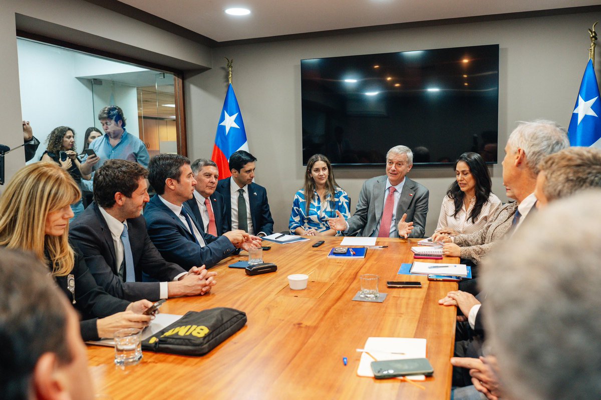 psc_cristiano's tweet photo. Nuestra presidenta, la diputada @DipSaraConcha, y la diputada @FrancescaD20Dip participaron en la primera reunión de trabajo junto al presidente electo José Antonio Kast y los partidos políticos que apoyaron nuestro proyecto de cambio. https://t.co/rG4efgOp30