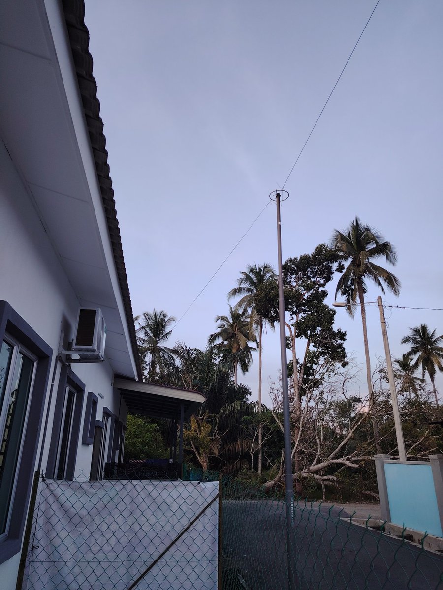 arepeace_bone's tweet photo. "Mengikut kemas kini laporan di atas: 1-122334555445, semakan infra Unifi masih dalam tindakan pihak teknikal untuk survey semula kawasan perumahan anda." kamon la @unifi. Survey apa lagi. Tu gambar tiang kamu. Jiran sebelah rumah aku dah lama dpt line unifi. https://t.co/LkJcejzqru