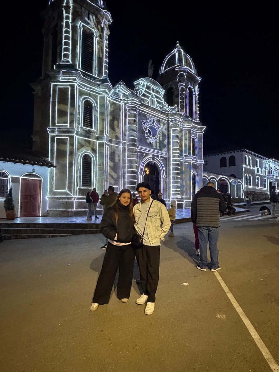 ella sabe que la amo,
pero ella no sabe cuánto la amo. 
💙.