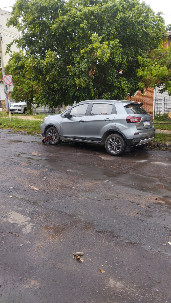 TanitaValiente's tweet photo. Entiendo que estacioné mal, pero lo hice voluntariamente. En una ciudad con sobrepoblación vehicular, en una temporada súper calurosa y donde no hay tantos árboles para colocarse bajo sombra, pido a la PMT Asunción un poco más de empatía. @yolandapark1, @AsuncionMuni https://t.co/SmoQpnqkC1