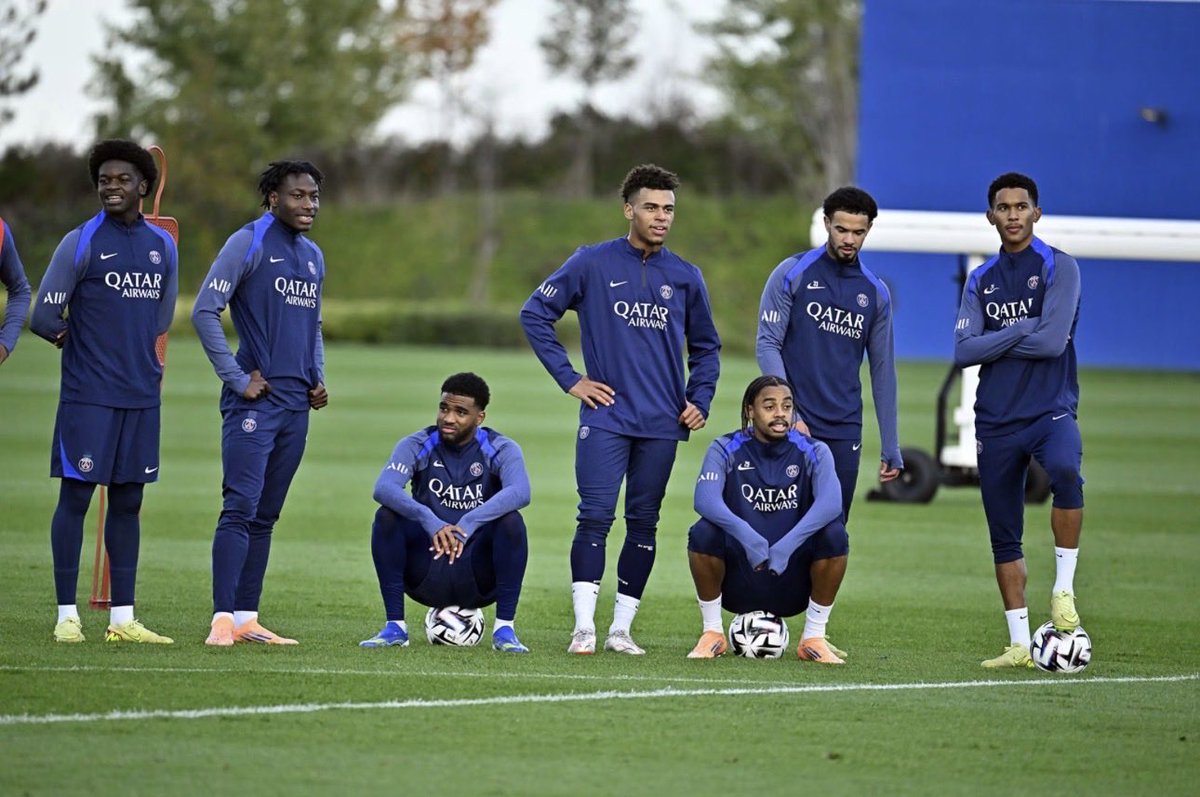 FasterJr's tweet image. 2e en Ligue 1, 1 point du RC Lens

3e en LDC

Avec une ribambelle de blessés

Warren Zaïre-Emery, 19 ans  
Senny Mayulu, 19 ans  
Quentin Ndjantou, 18 ans  
Ibrahim Mbaye, 17 ans  

ont éteint les doutes et répondu présent ds la rotation

Projet Campus,la relève

L’or noir du PSG