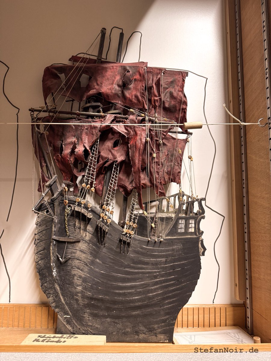 Gestern Abend in Bamberg im Marionettentheater:
Der Fliegende Holländer – Oper nach Richard Wagner.

Das hätte ich mir kaum vorstellen können: eine Wagner-Oper in Bamberg.

Es war atemberaubend – musikalisch hervorragend und mit einem Bühnenbild, wie ich es mir in Bayreuth oft