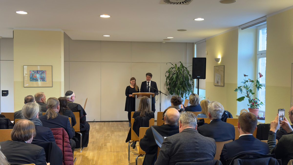 V Památníku Pirna-Sonnenstein jsme si připomněli 85. výročí prvních transportů smrti „T4“ z Opavy do zdejšího likvidačního ústavu nacistického režimu. 🕯️🙏Na akci organizované <a href="/gedenkstaetten/">GedenkstättenSachsen</a> s 🇨🇿 partnery vystoupil i velvyslanec <a href="/CZinBerlin/">Czech Embassy in Berlin</a> J. Čistecký. #Nezapomenout <a href="/USD_AV_CR/">Ústav pro soudobé dějiny Akademie věd ČR, v. v. i.</a>