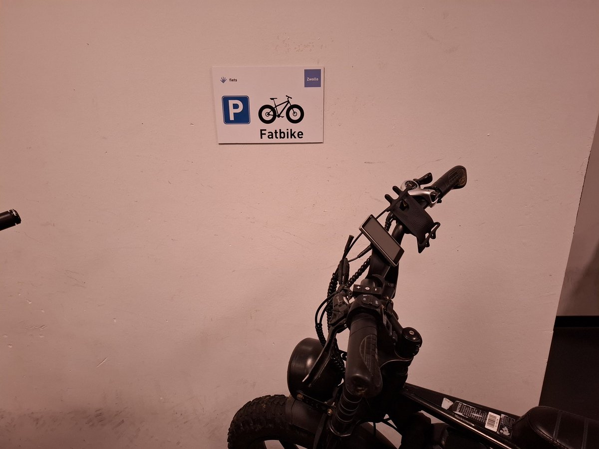 Geen fatbike meer in de binnenstad wil <a href="/VVDZwolle/">VVD Zwolle</a>. Kan dit bordje in de stalling Gasthuisplein ook wel weg😀

zwollenu.nl/mogelijk-fatbi…