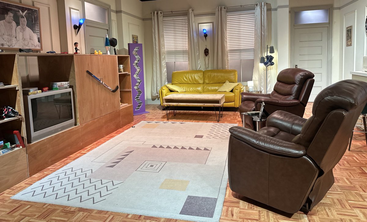 tour_a_world's tweet photo. Friends Experience 
#friends #tvshow https://t.co/sVscb5xoyC