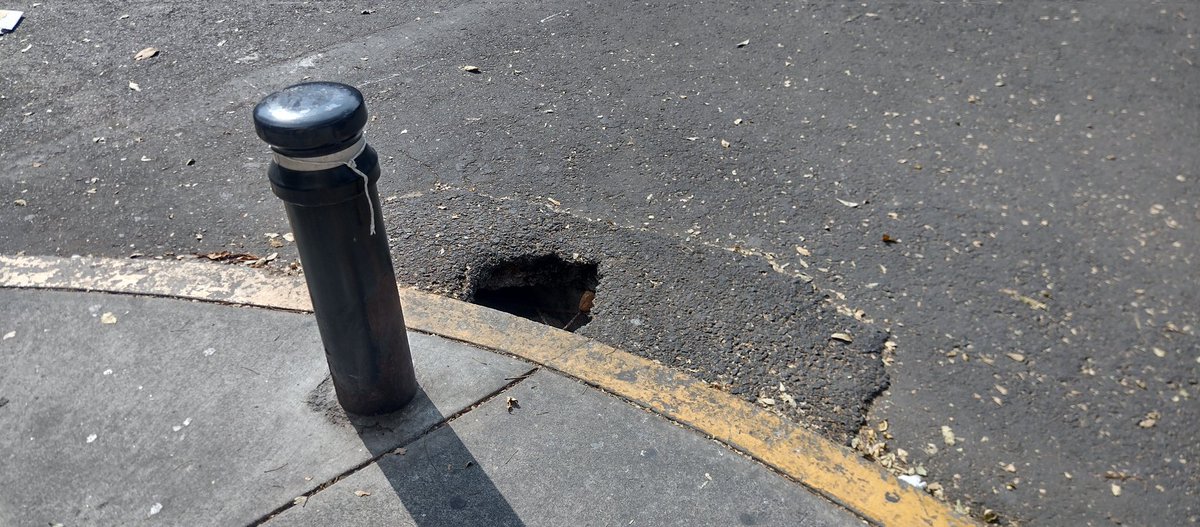 <a href="/AlessandraRdlv/">Alessandra Rojo de la Vega</a> <a href="/pcacuauhtemoc/">Primer Contacto Alcaldía Cuauhtémoc</a> <a href="/AlcCuauhtemocMx/">Alcaldía Cuauhtémoc</a> se solicita su atención para el minisocavon que se encuentra entre Thomas Alva Edison y Alcazar en la Tabacalera. Aunque está pequeño, el nivel de profundidad es mucho y puede causar un accidente. Favor de apoyar. Gracias