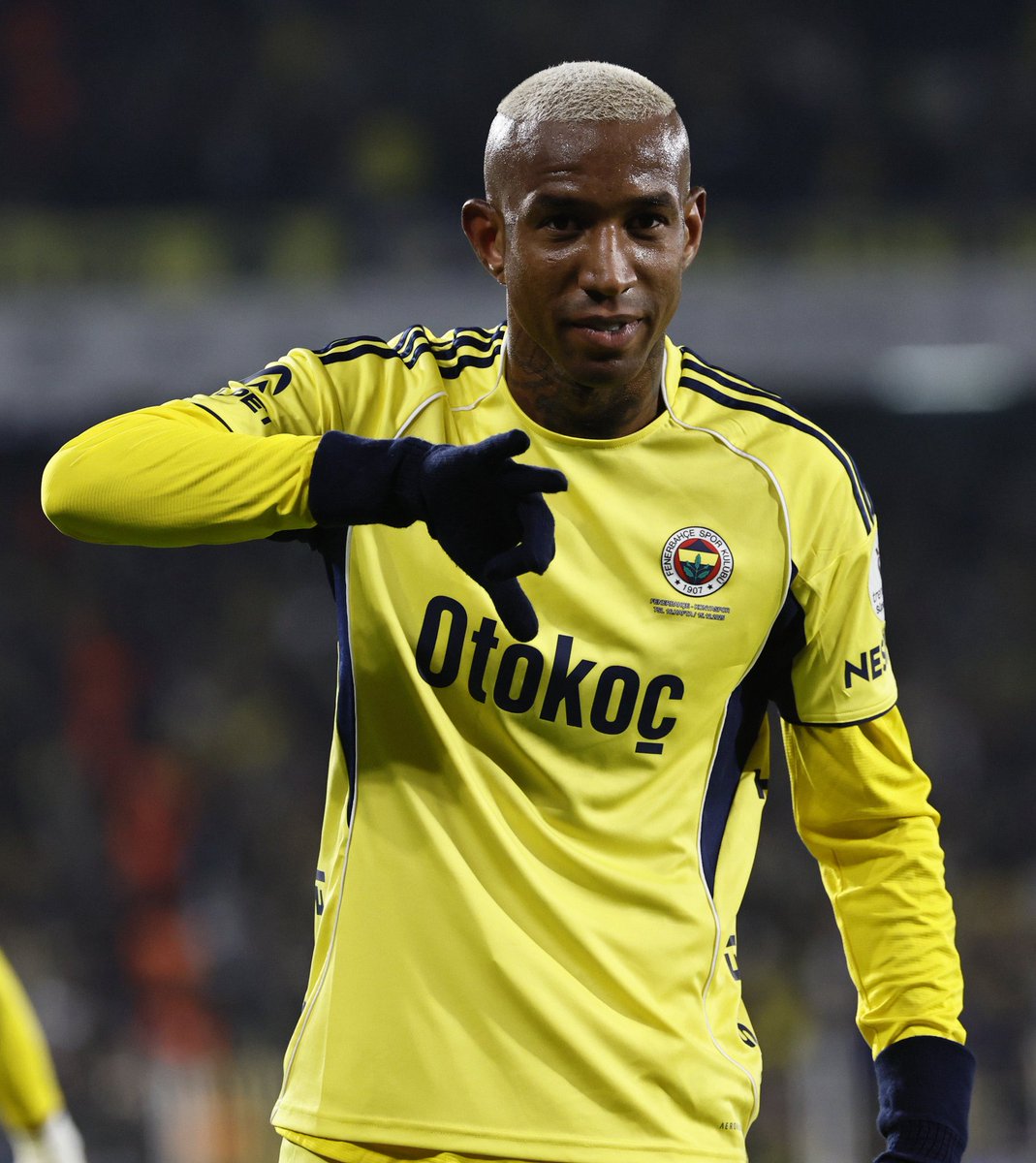 Soru: "Talisca'yı tek kelimeyle anlatsanız, ne dersiniz?"

Domenico Tedesco: "Bir kelimeyle anlatmak zor. O bir golcü. Harika bir sol ayağı var, çok çalışkan. 8 numara, 9 numara, 10 numara, sağ kanat... O, takımın ihtiyaçlarına her zaman müsait. Tam bir takım oyuncusu. Çok