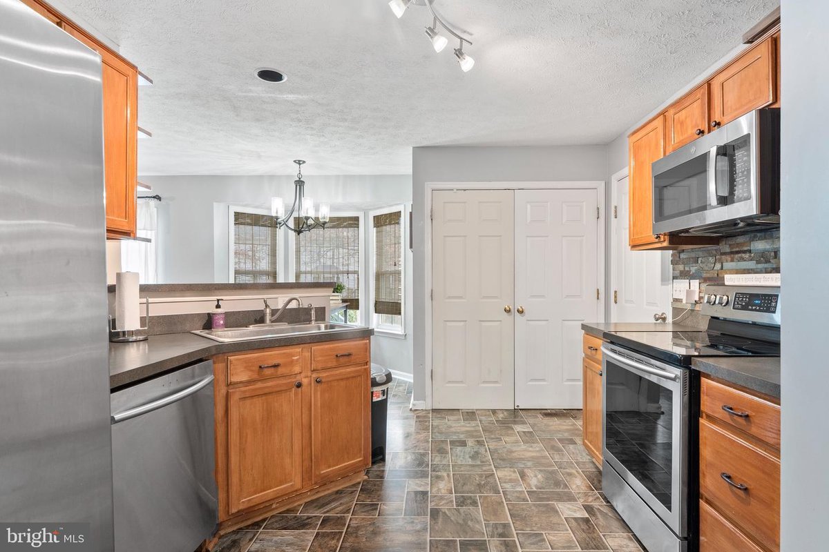 🏡 #OnTheMarketMonday
Move-in ready colonial tucked away on a quiet cul-de-sac at 9402 Braken Ct. This well-maintained home offers 4bd and 2.5ba. Enjoy stainless steel appliances, a fenced backyard, front porch, and a rear deck made for easy entertaining. 
coldwellbankerelite.com/listing/VA/Fre…