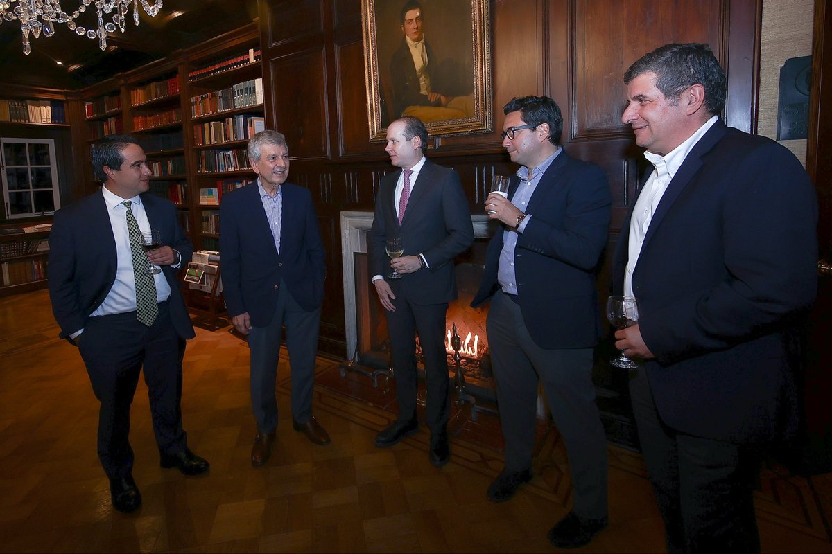 🗣️ “La infraestructura no son solo obras, es la forma como un país conecta sueños y oportunidades.”
— Andrés Chaves, presidente de ANDEMOS

Así reconocimos el legado de Juan Martín Caicedo Ferrer.

#ANDEMOS #Infraestructura #Movilidad