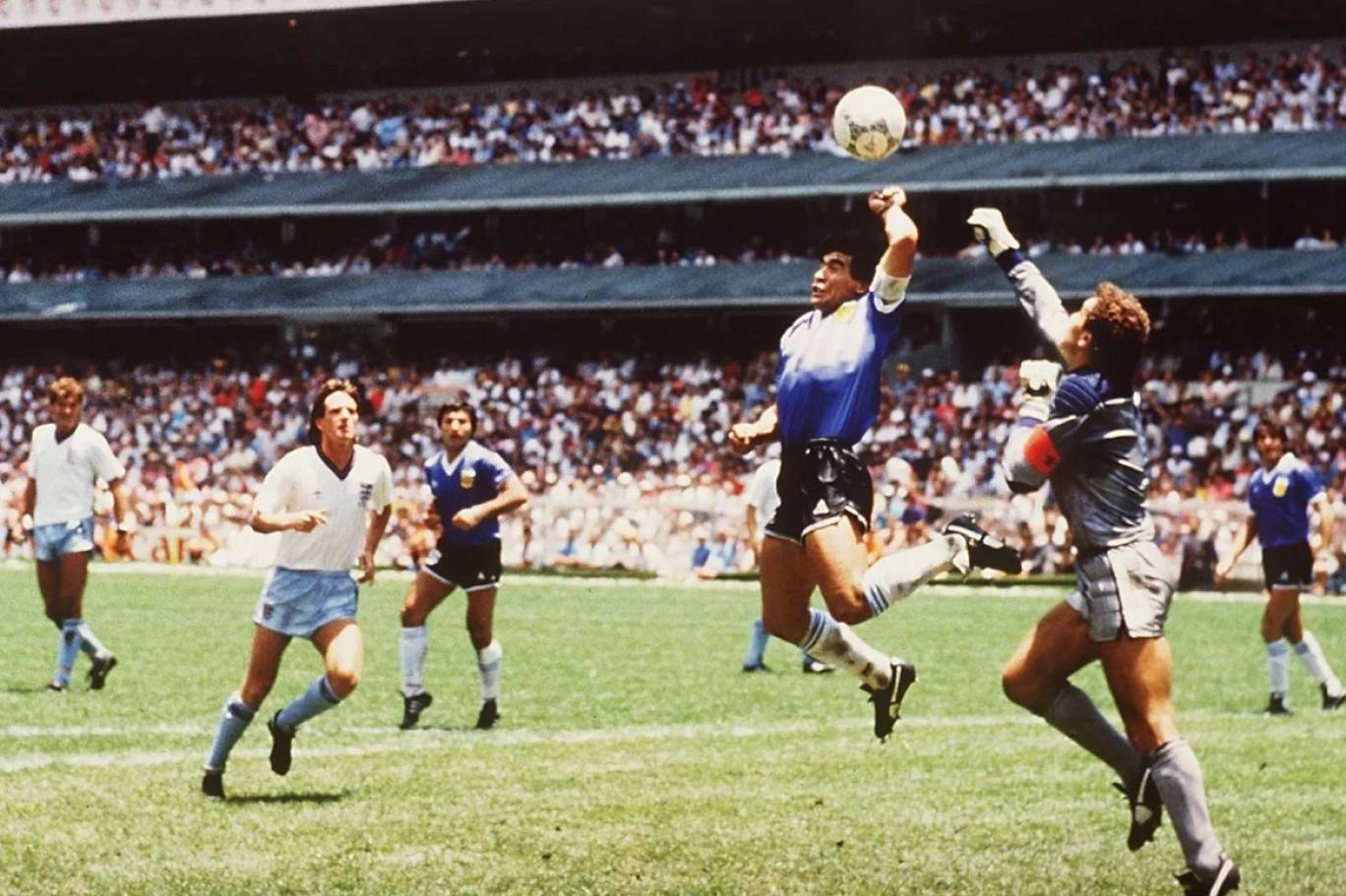 التحكيم تحت المجهر! بعض الحكّام يمنحون الأفضلية لأصحاب الأرض تحت ضغط الجماهير! الـVAR رفع دقّة القرارات... لكنه لم يُلغِ التحيّز! هدف مارادونا بيده عام 1986 غيّر تاريخ التحكيم | #الاردن 