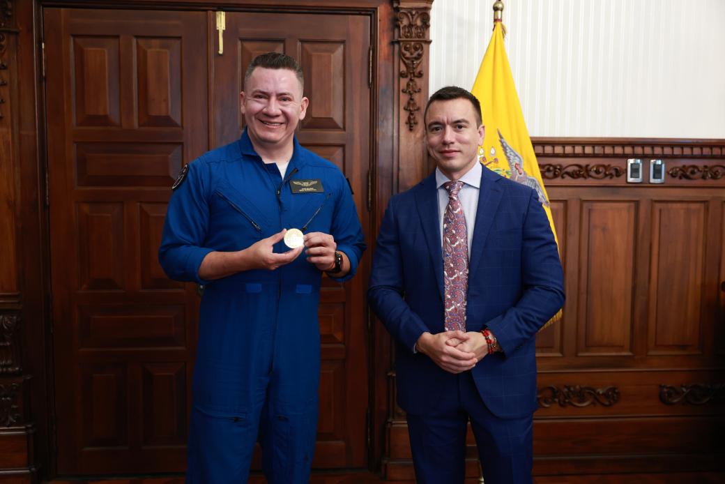 Presidencia_Ec's tweet photo. Juan Fernando Salinas, el primer ecuatoriano que viajará al espacio, fue recibido por el presidente @DanielNoboaOk en el Palacio de Carondelet. Es ingeniero aeroespacial y piloto comercial graduado de Embry-Riddle Aeronautical University, considerada la universidad de aviación más prestigiosa del mundo.

Juan ha tenido una destacada trayectoria internacional en la industria aeronáutica y para materializar este histórico objetivo, busca alianzas estratégicas para consolidar un proyecto de orgullo nacional que impulse el interés en la ciencia, la innovación y la exploración espacial.