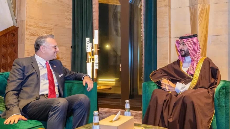 خالد بن سلمان يبحث مستجدات الأحداث مع كبير مستشاري الرئيس الأمريكي 