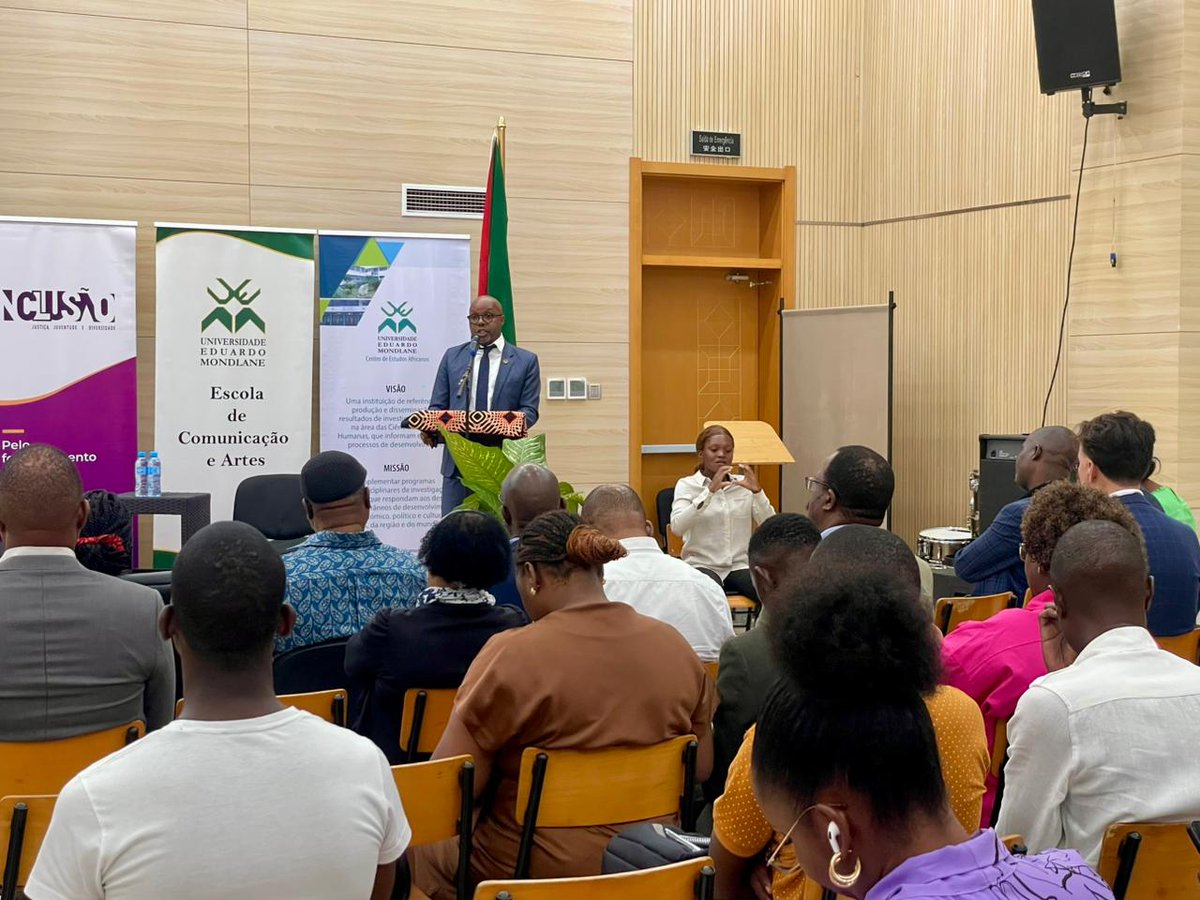 Ministro das Comunicações e Transformação Digital, Américo Muchanga, participou hoje  no lançamento do livro “Digitalização das Línguas Moçambicanas e Inteligência Artificial: Desafios e Perspectivas” da co-autoria dos Professores Armindo  Ngunga e  António Ndapassoa,