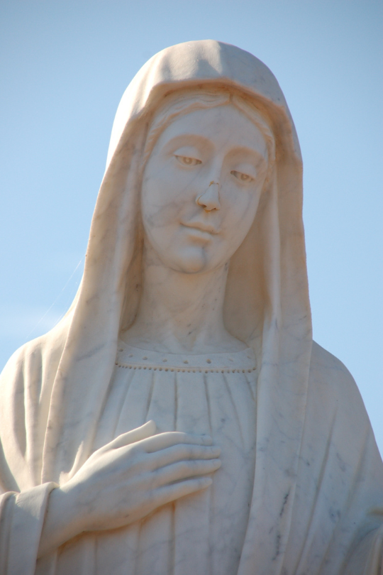 "Mary sustains our journey toward Christmas, for she teaches us how to live this Advent Season in expectation of the Lord." - #PopeFrancis

📷 Statue of the Blessed Virgin Mary / © Gelpi via #GettyImages #Catholic_Priest #CatholicPriestMedia #Advent2025