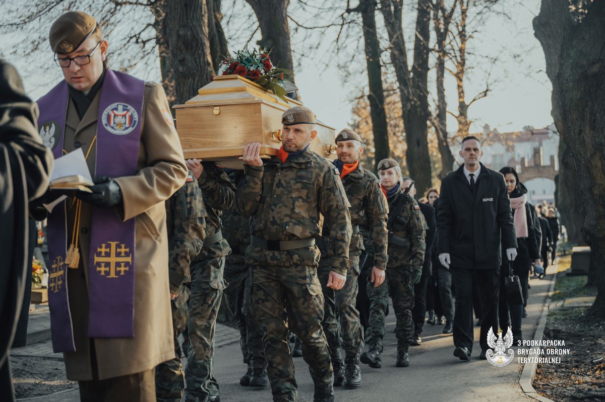 terytorialsi's tweet photo. Rzeszów żegna bohatera 🕯️
W wieku 104 lat odszedł ppłk Stefan Michalczak „Brzoza” – żołnierz ZWZ–AK, weteran walk o wolną Polskę i przyjaciel 3PBOT 🇵🇱
Jego służba i świadectwo pozostaną z nami.
Cześć Jego Pamięci.
#CześćJegoPamięci #AK #Weteran #Rzeszów #WOT #3PBO https://t.co/xGQqgLKRJx