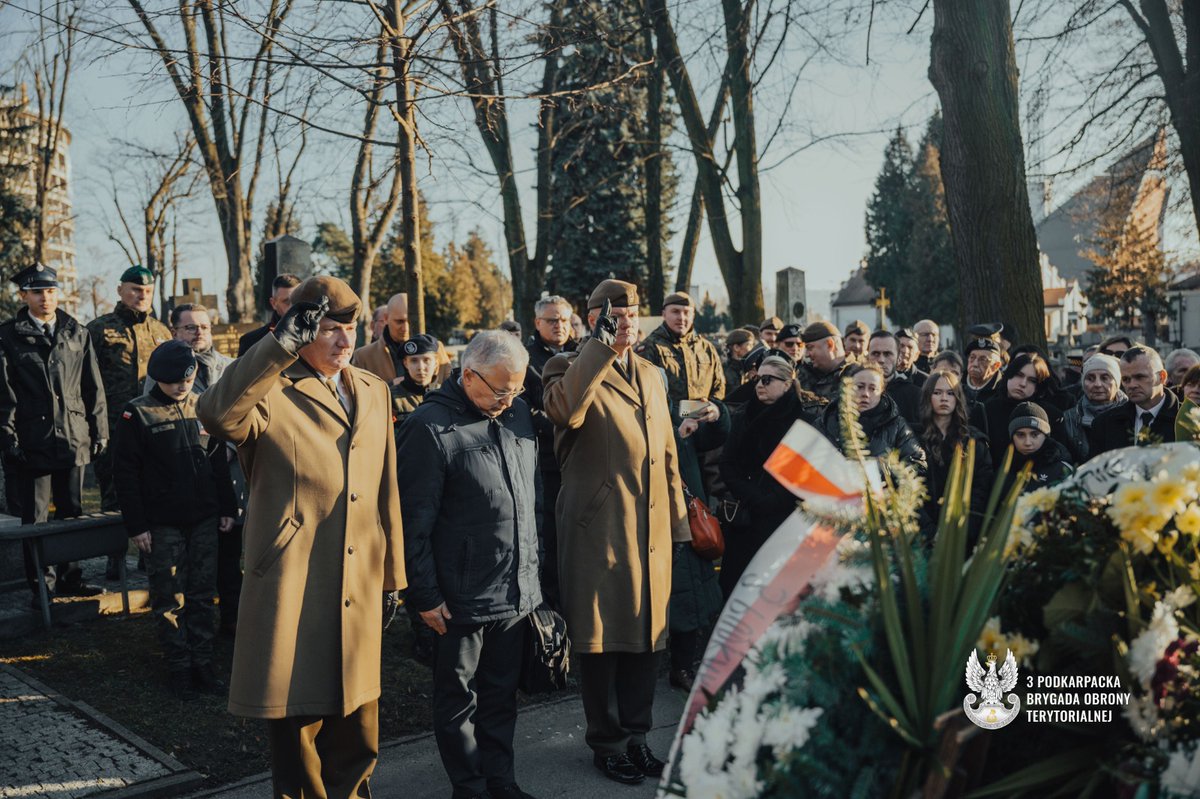 terytorialsi's tweet photo. Rzeszów żegna bohatera 🕯️
W wieku 104 lat odszedł ppłk Stefan Michalczak „Brzoza” – żołnierz ZWZ–AK, weteran walk o wolną Polskę i przyjaciel 3PBOT 🇵🇱
Jego służba i świadectwo pozostaną z nami.
Cześć Jego Pamięci.
#CześćJegoPamięci #AK #Weteran #Rzeszów #WOT #3PBO https://t.co/xGQqgLKRJx