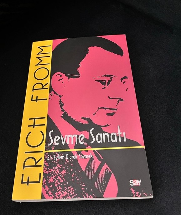 _mertsimsek's tweet photo. Hafta sonu Erich Fromm'dan "Sevme Sanatı" kitabını okudum. Utandıran itiraf; romantik ilişkilere dair bir metin zannediyordum ama çok daha fazlası. Fromm, sevgiyi edilgen değil etken bir davranış, öğrenilmesi gereken bir sanat olarak ele alıyor. Sabır ve pratik isteyen bir beceri. Zaten alt başlığı: "Bir eylem olarak sevmek."

Günümüzde insanın yalnızlığını, yabancılaşmasını ve kapitalist toplumun, aşkı bile nasıl bir pazarlık haline getirdiğini de anlatıyor. Kardeşçe sevgi, anne-baba sevgisi, erotik sevgi ve kendine sevgi arasındaki ayrımları okurken, aslında çoğumuzun "sevilmek" isterken sevmeyi unutmuş olduğunu fark ettiriyor. Kitap bittiğinde, derin bir sorgulama başlatıyorsa iyi bir kitaptır. Eğer aşkı, yalnızlığı, bütünleşmeyi, insan olmayı biraz olsun merak ediyorsanız, bu kısa ama yoğun kitabı okuyun. @SayYayinlari yayınlarından.

Yorumlarım: https://t.co/sM5XmyEtVo
