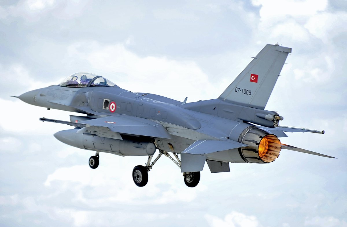 🇹🇷 TURKISH F-16 SHOOTS DOWN UNIDENTIFIED DRONE NEAR BLACK SEA

Turkey has confirmed that a drone approaching its airspace from over the Black Sea was intercepted and shot down by an F-16 fighter jet earlier tonight.

The drone had gone out of control and was downed in a safe,