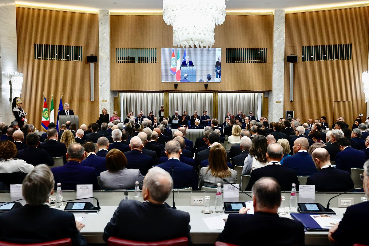 tripodimaria's tweet image. Alla presenza del Sgr. Presidente della Repubblica, si è aperta #ConfAmb2025. Una proficua giornata di confronto con i nostri capi missioni, primi costruttori di pace e dialogo. Viva la diplomazia 🇮🇹!