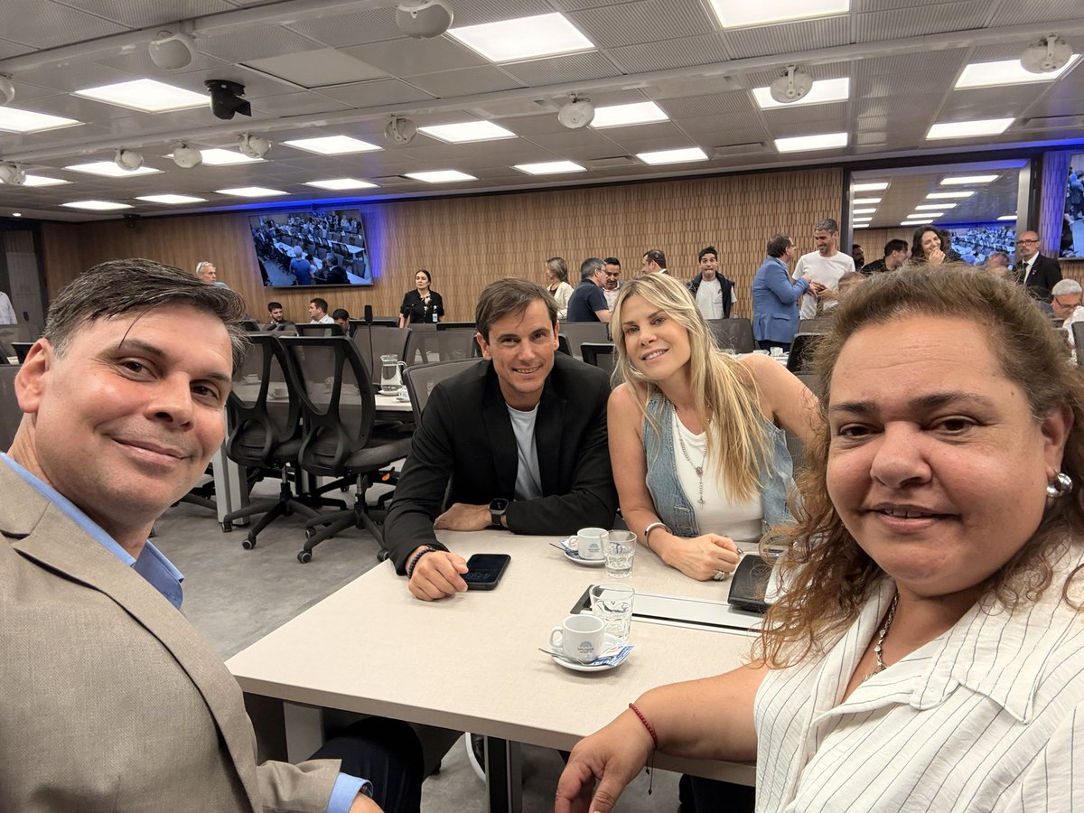 En la Comisión de Presupuesto y Hacienda, junto a los diputados <a href="/Diego_Hartfield/">Diego Hartfield</a> <a href="/KarenReichardt1/">Karen Reichardt1</a> y <a href="/MiriamNiveyro/">Miriam Niveyro</a> 
Defendemos las ideas de la libertad 

<a href="/JMilei/">Javier Milei</a> <a href="/SPareja_/">Sebastián Pareja</a> <a href="/KarinaMileiOk/">Karina Milei</a> <a href="/MenemMartin/">Martin Menem</a>