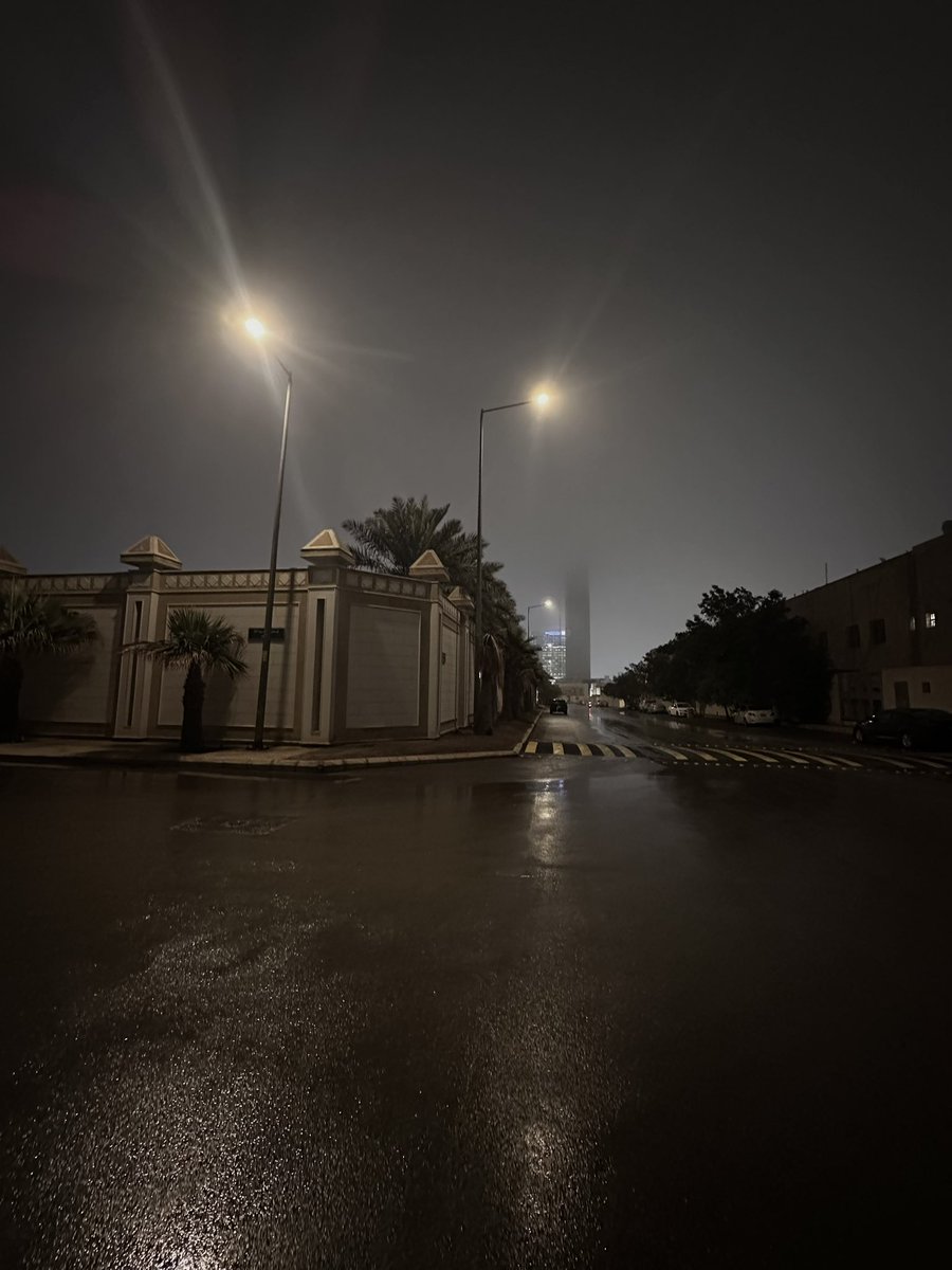 i5ato's tweet photo. الاحلى من المطر هو المشي اذا وقف 🖤🖤🖤 https://t.co/CjejrXgci6