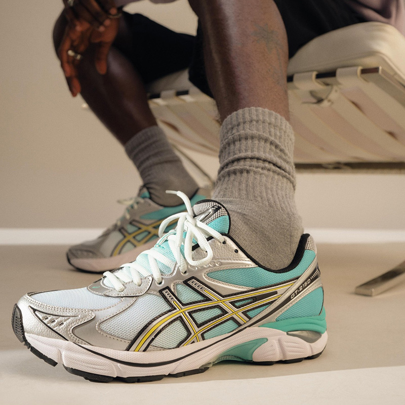 KicksDeals's tweet photo. 😮 Select sizes under 12 are OVER 60% OFF retail for the silver/pale mint ASICS GT-2160 at $48 + you can get FREE shipping!

BUY HERE -> https://t.co/Ro0TtRXNGz (use promo code HOLIDAY at checkout) https://t.co/yJaixnOI2v