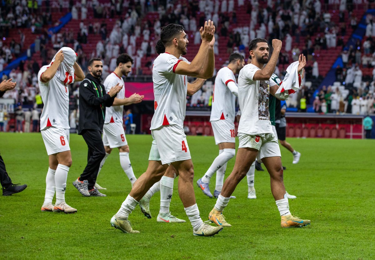 aawsat_spt's tweet photo. 📸 | احتفالات أردنية ببلوغ نهائي كأس العرب. 🏆 

#السعودية_الأردن 
#كأس_العرب https://t.co/KMJyIAaoGI