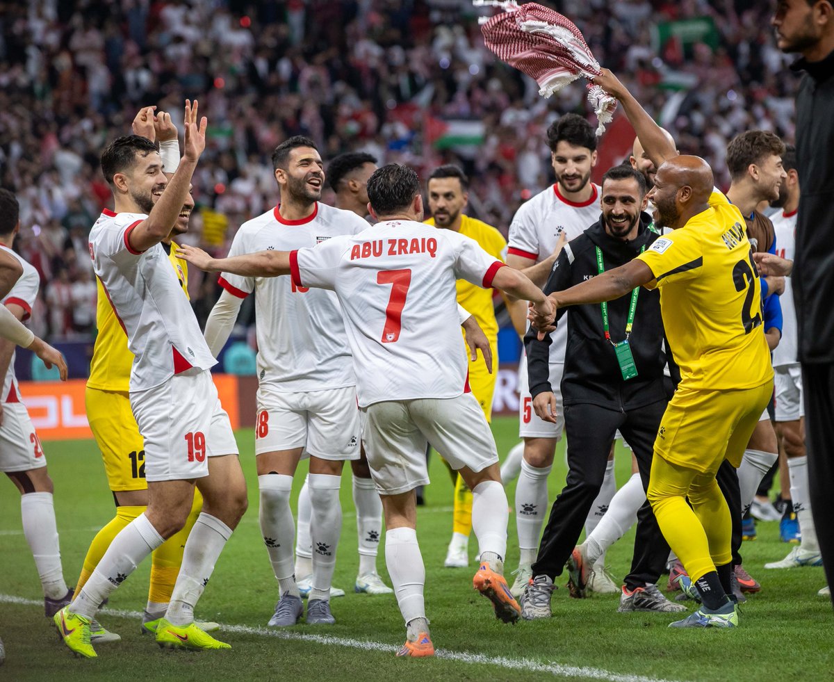 aawsat_spt's tweet photo. 📸 | احتفالات أردنية ببلوغ نهائي كأس العرب. 🏆 

#السعودية_الأردن 
#كأس_العرب https://t.co/KMJyIAaoGI
