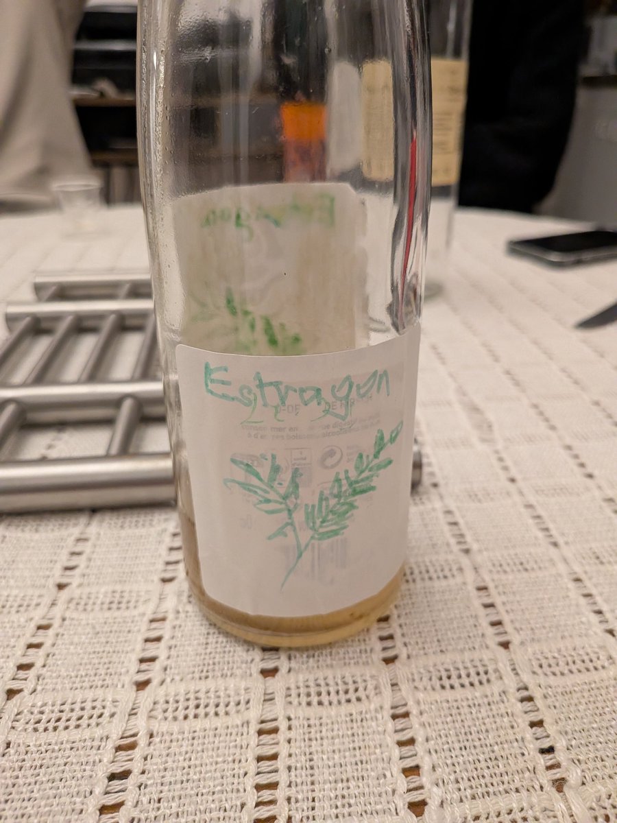 SaintPoisson's tweet image. Attention ne bois pas de la liqueur d'oestrogène !!!! Tu vas transitionner !!!