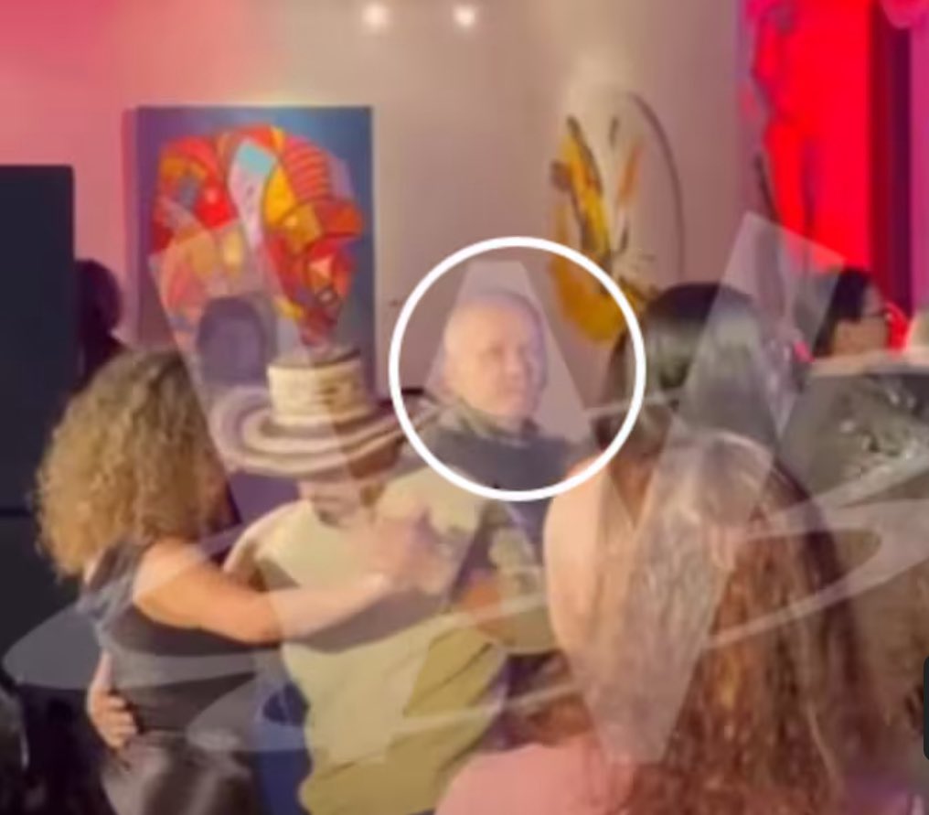 🚨Qué tal el bandidazo de Carlos Ramón González, de parranda vallenata en Nicaragua mientras está prófugo en Colombia?

La W tuvo acceso a imágenes exclusivas que muestran a Carlos Ramón González, exdirector del DNI, en un evento promovido por la Cancillería en el Teatro Nacional