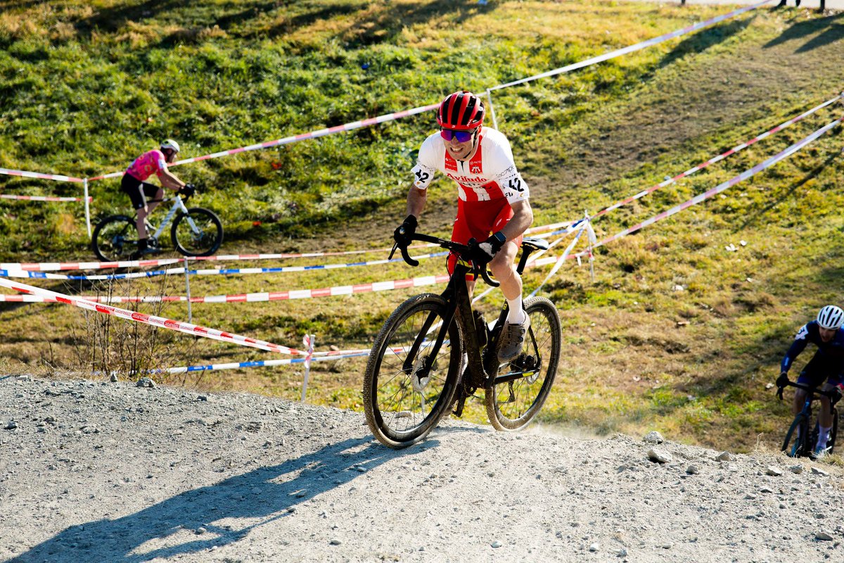 El Campionat de Catalunya de CX, amb convidats de luxe ⭐️

La doble campiona del món de trial Alba Riera, la subcampiona del món XCO sub23 Vida Lopez o els professionals UCI de carretera Marc Brustenga i David Domínguez van ser ahir entre els participants a Manlleu.