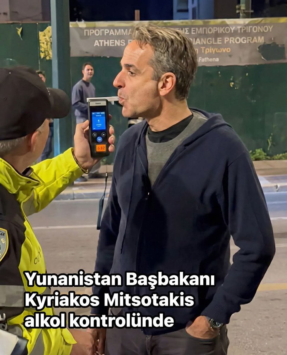 Atina’da denetim yapan trafik polisleri, durdurdukları araçta bulunan Yunanistan Başbakanı Mitsotakis’e alkolmetre üflettirdi.

Ve bu polisler hâlâ Atina'da görev yapıyor!..:)