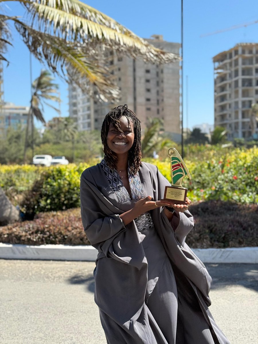 Un Pas Sage de passage à la remise de prix de laCommission Nationale des Droits de l’Homme où l’association a été lauréate du Prix d’excellence avec une enveloppe d’accompagnement de 3.000.000 frs pour notre combat à protection de l’enfance.
Merci 🙏🏾💙🤍