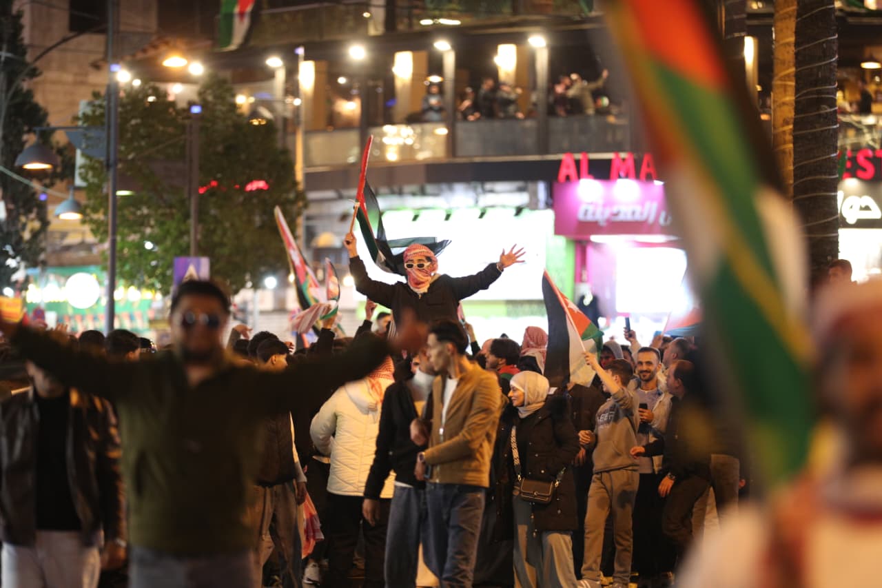 احتفالات تعم شوارع العاصمة عمّان بتأهل منتخبنا الوطني لكرة القدم إلى نهائي كأس العرب. تصوير: أمير خليفه 