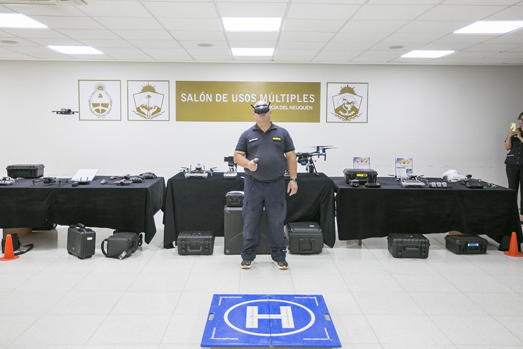 MÁS TECNOLOGÍA PARA SEGURIDAD

Consolidamos una flota provincial de drones y sumamos pilotos para fortalecer la respuesta ante emergencias, búsquedas y operativos en todo el territorio, trabajando de manera coordinada entre distintoas áreas por el <a href="/minsegneuquen/">Ministerio de Seguridad</a>: <a href="/PoliciaNQN/">Policía del Neuquén</a>,