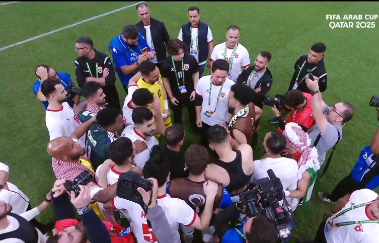 سمو الأمير الحسين بن عبدالله الثاني، ولي العهد، ينزل إلى أرضية ستاد البيت في الدوحة، ويبارك للاعبي المنتخب الوطني لكرة القدم فوزهم على السعودية وصعودهم إلى نهائي كأس العرب لملاقاة المغرب. عاجل 