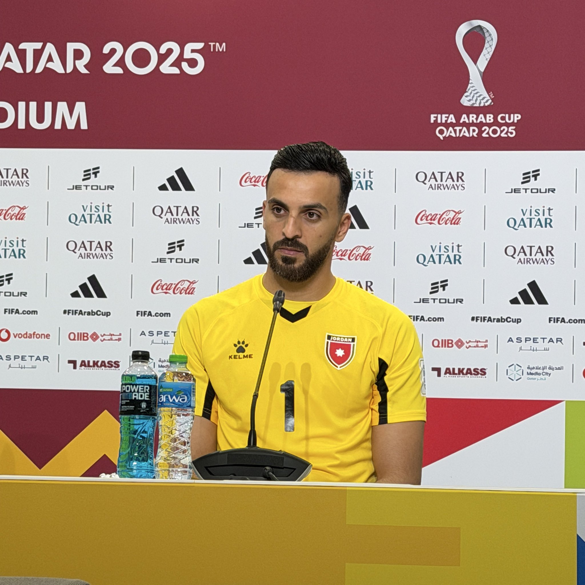 يزيد أبو ليلى حارس منتخب الأردن في المؤتمر الصحافي: - رسالتي لسالم الدوسري أتمنى التواضع أنت لاعب كبير، قبل المباراة لم يكن يسلم علينا بشكل جيد وحقيقة استغربنا جميعاً ما قام به، أتمنى منه أن يتعلم من ياسر القحطاني الذي اعتبره أسطورة حقيقة. #السعودية_الأردن 