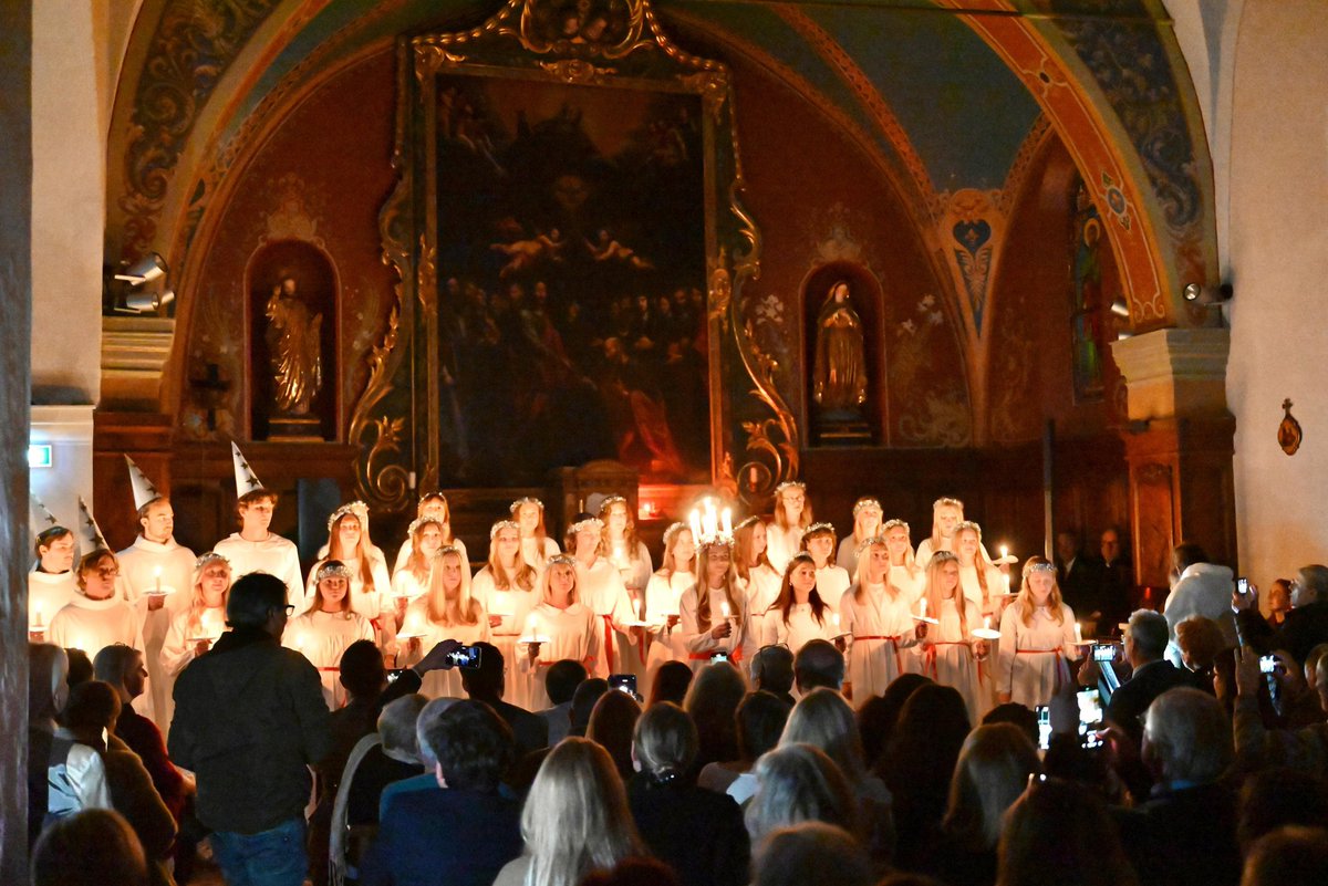 Le #HautDeCagnes s’est illuminé à l’occasion de la fête de la Sainte-Lucie
Une soirée pleine de douceur et de convivialité, inspirée d’une tradition suédoise porteuse de sens, qui célèbre la lumière, l’espérance et le lien entre les personnes en plein cœur de la saison hivernale